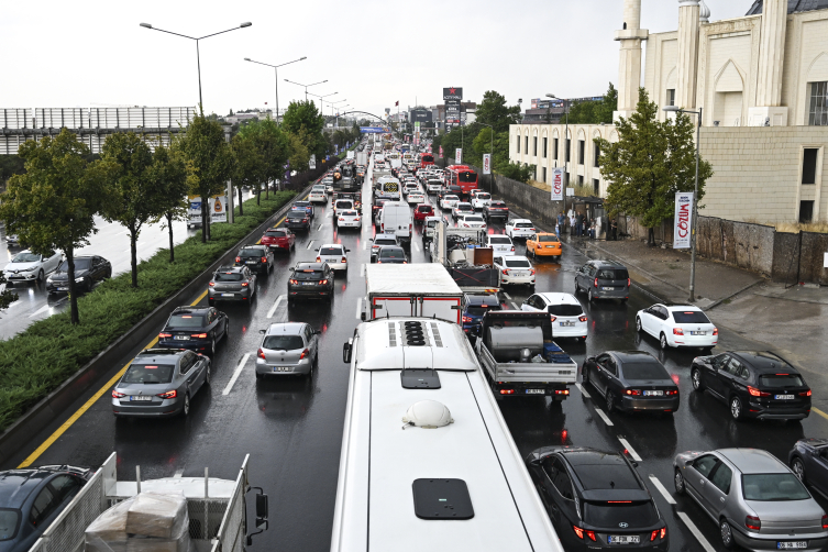 Ankara'da sağanak etkili oldu: Yollar göle döndü