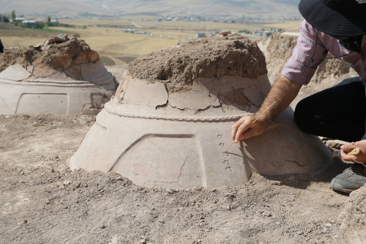 Van'da çivi yazılı 76 küp ortaya çıkarıldı