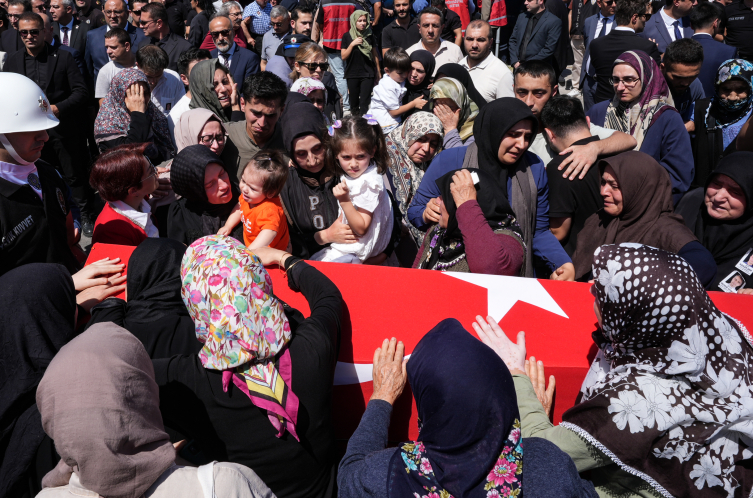 Şehit polislerimiz İzmir'de son yolculuğuna uğurlandı