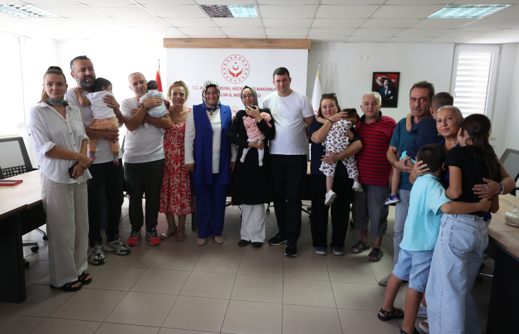 Antalya'da devlet korumasındaki 5 çocuk koruyucu aileleriyle buluştu