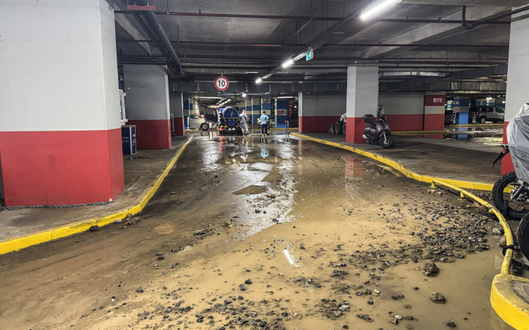 Su borusu patladı: AVM otoparkını su bastı