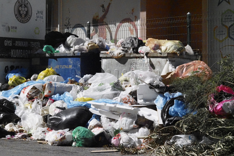 İzmir'de sokaklar yine çöp yığınlarıyla doldu