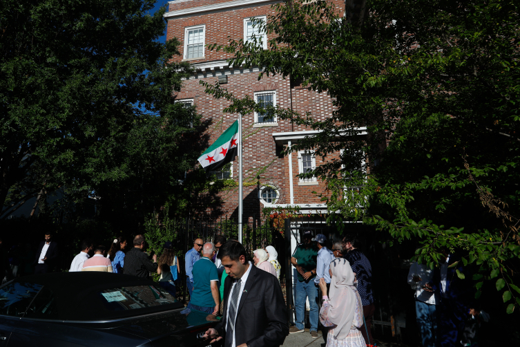 Suriye bayrağı, Washington’da göndere çekildi