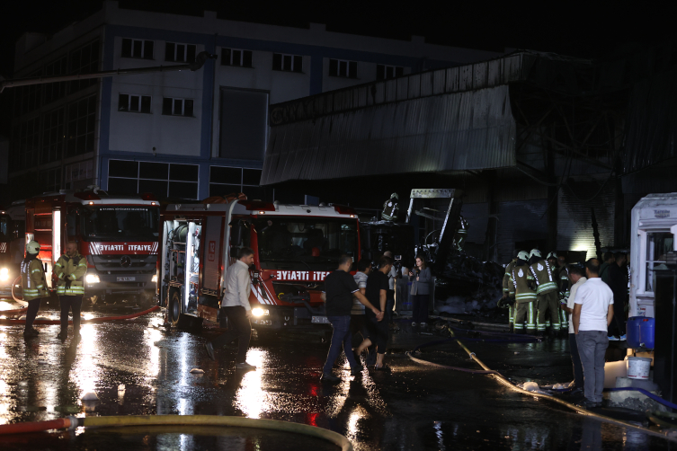 Başakşehir'de nakliye deposunda çıkan yangın söndürüldü