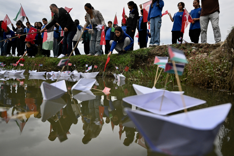 Düzce'de öğrenciler kağıttan gemilerle Sumud Filosu'na destek oldu