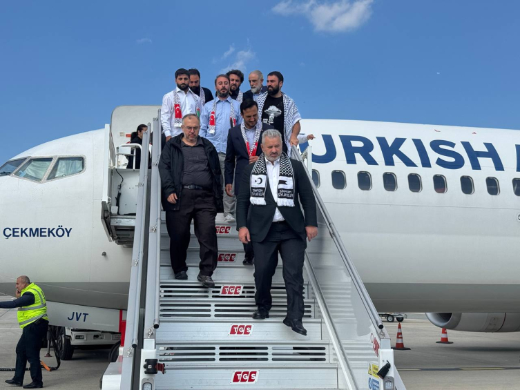 Özgürlük Filosu'nda alıkonulan 3 Türk milletvekili yurda döndü