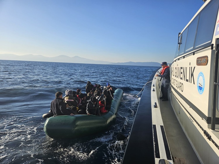 İzmir açıklarında 104 düzensiz göçmen yakalandı