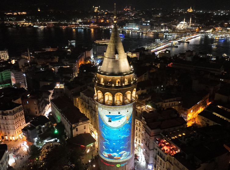 Galata Kulesi'ne "Sıfır Atık Forumu" kapsamında çevre temalı görseller yansıtıldı