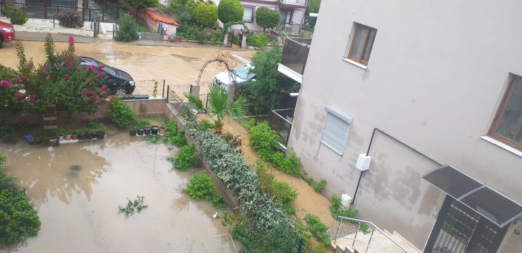 İzmir Foça'da sağanak hayatı olumsuz etkiledi