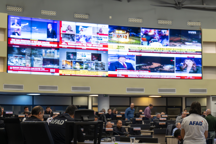 Afet ve Acil Durum Yönetim Merkezi'nde depreme ilişkin çalışmalar sürüyor