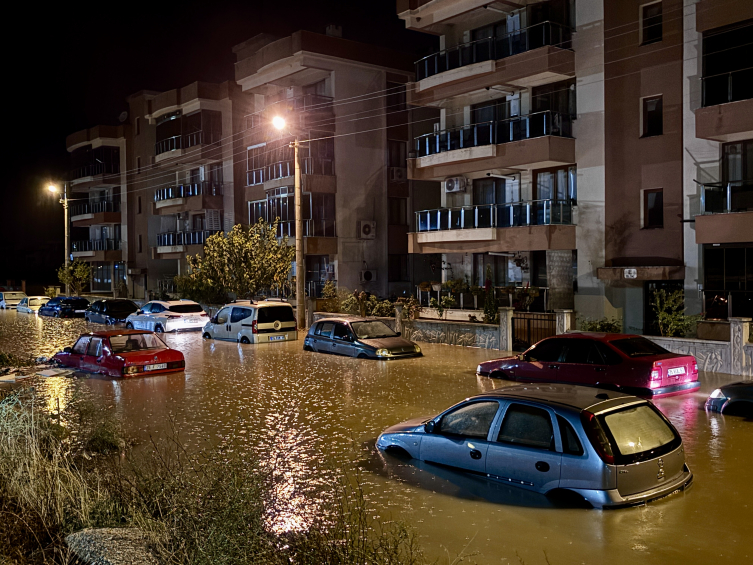 İzmir'de sağanak etkili oldu