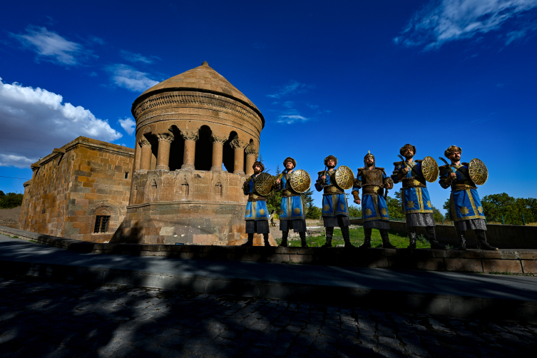 Askerler Selçuklu Meydan Mezarlığı'nda 'saygı nöbeti' tutuyor