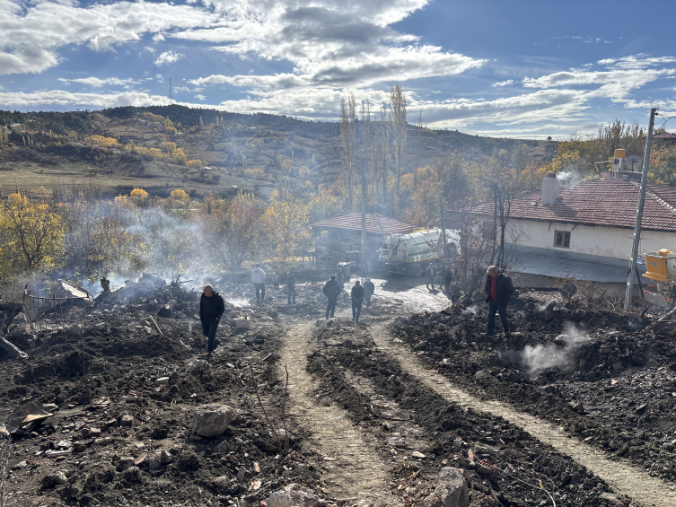 Çankırı'da çıkan yangında 6 ev kullanılamaz hale geldi