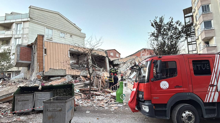 Kocaeli'de 7 katlı bina çöktü