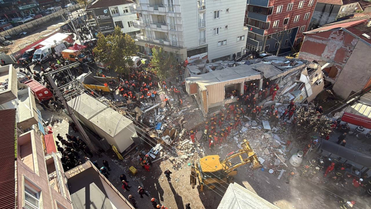 Kocaeli'de 7 katlı bina çöktü