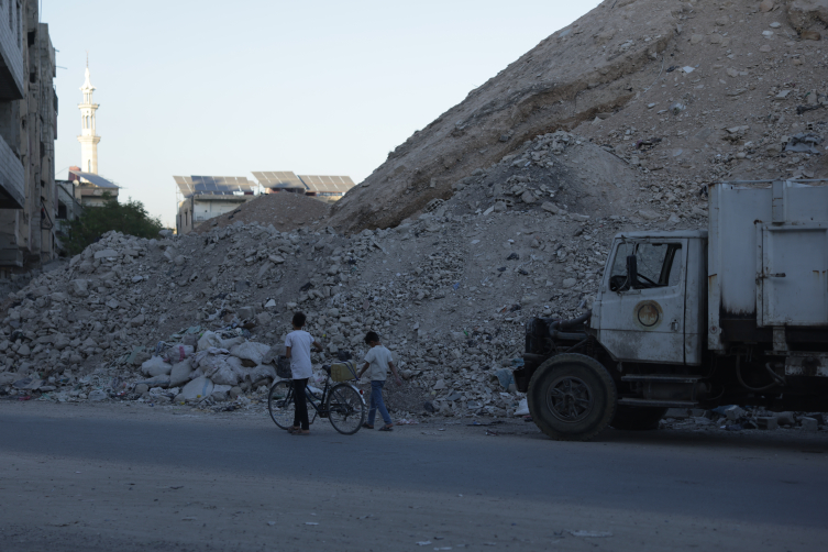 Şamda devrik Esed rejimi enkazlardan yapay dağ oluşturdu