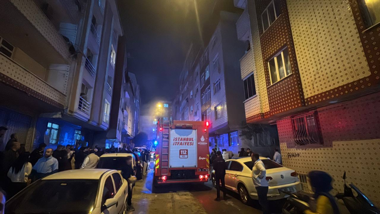 Esenler'de binada çıkan yangında 15 kişi dumandan etkilendi