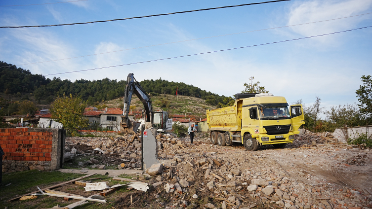 Depremin ardından Sındırgı’da ağır hasarlı binaların yıkımı sürüyor