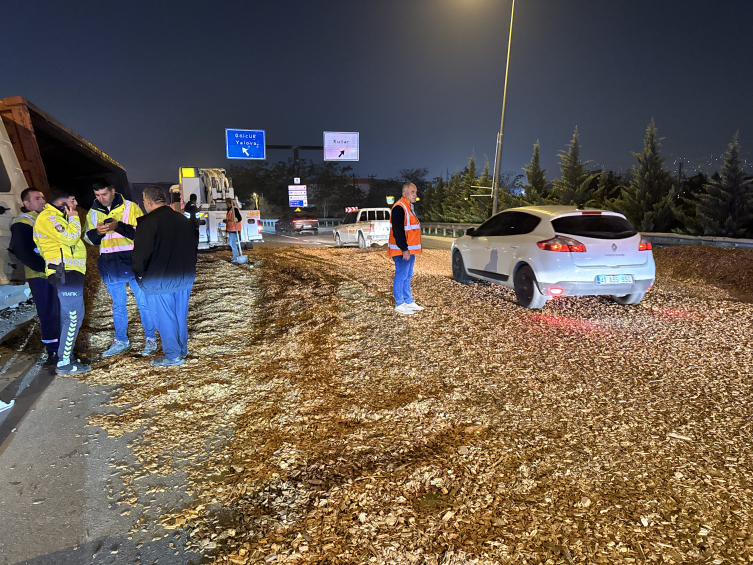 Kocaeli’de yonga yüklü tır devrildi