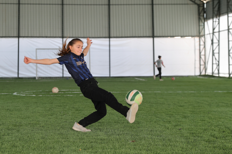 Hakkarili sarı fırtına lakaplı Gül Yıldız istedi, mezraya halı saha yapıldı