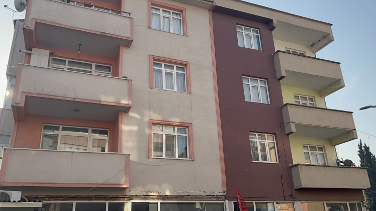 Gebze’de kolonları çatlayan bir bina daha boşaltıldı
