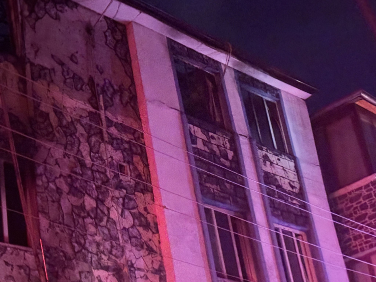 Gaziantep’te 4 katlı rezidans alevlere teslim oldu