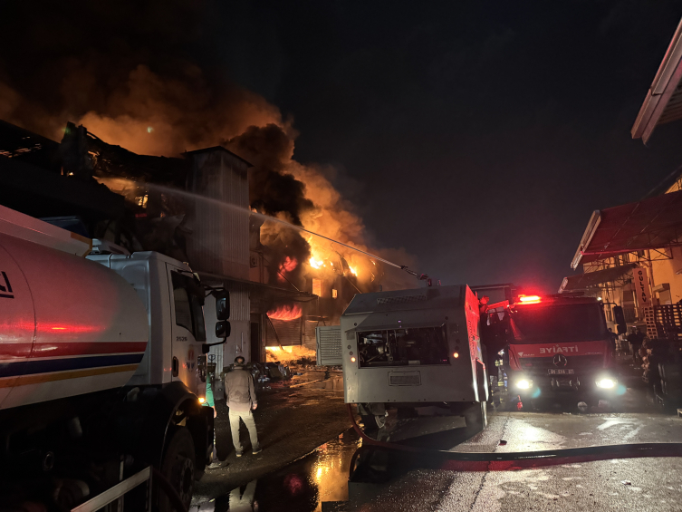 Adana’da iş yerinde çıkan yangına kontrol altına alındı