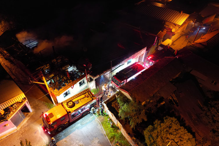 Müstakil evde çıkan yangın bitişikteki eve sıçradı, 2 ev küle döndü