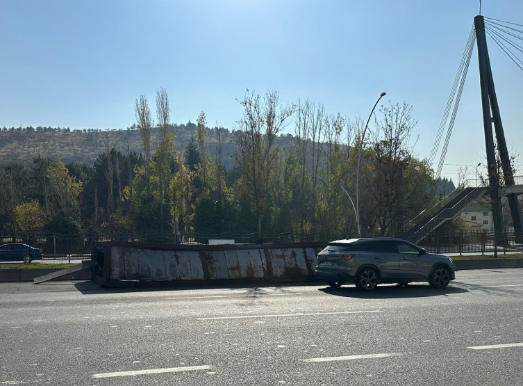 Seyir halindeki tırın dorsesi devrildi