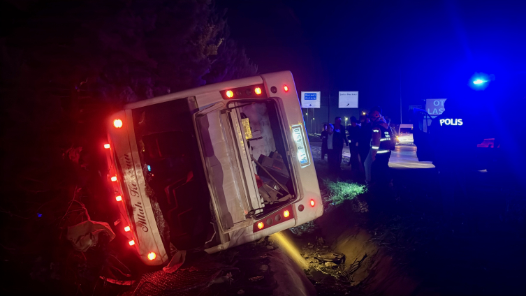 Gebze’de işçileri taşıyan servis devrildi: 1’i ağır 8 yaralı