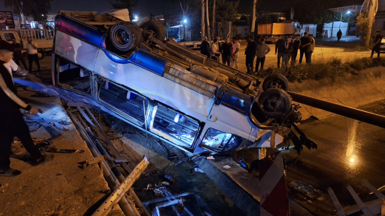 Mersin’de minibüs ile otomobil çarpıştı: 11 yaralı