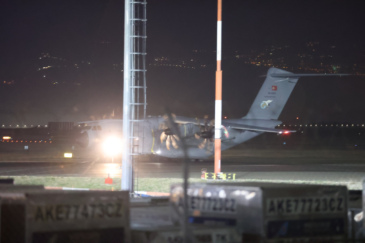 Şehitlerimizin naaşlarını taşıyan uçak Ankara’ya getirildi