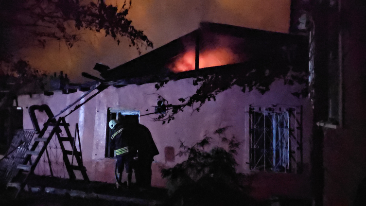 Erzincan’da ev yangını: 2’si çocuk 4 kişi kurtarıldı