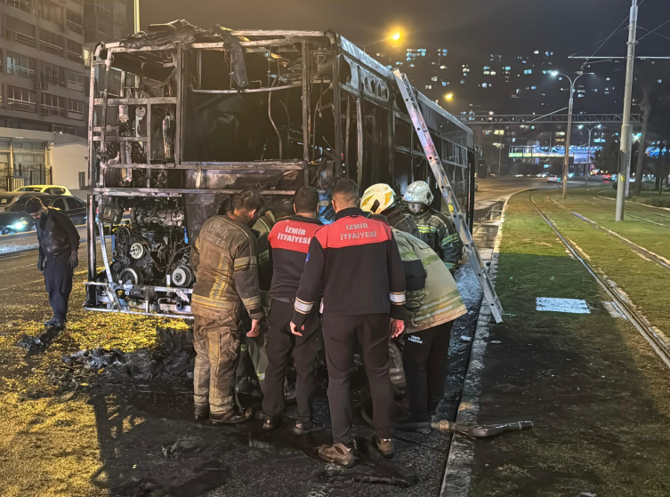 İzmir’de seyir halindeki belediye otobüsü yandı