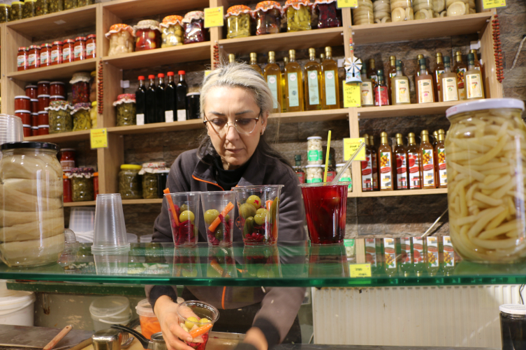 Neşeli Günler filmi gerçek oldu: Karşılıklı turşucu açtılar