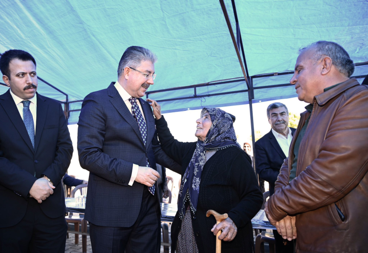 Osmaniye’de yapımı tamamlanan 12 köy evi depremzedelere teslim edildi