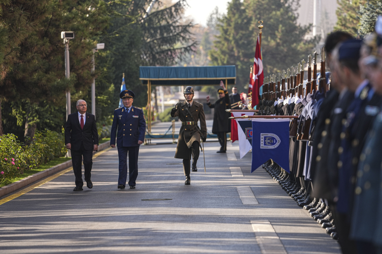Milli Savunma Bakanı Güler Kazakistanlı mevkidaşı ile görüştü