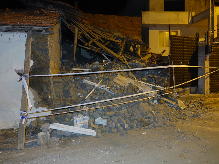 Balıkesir'de metruk bina çöktü