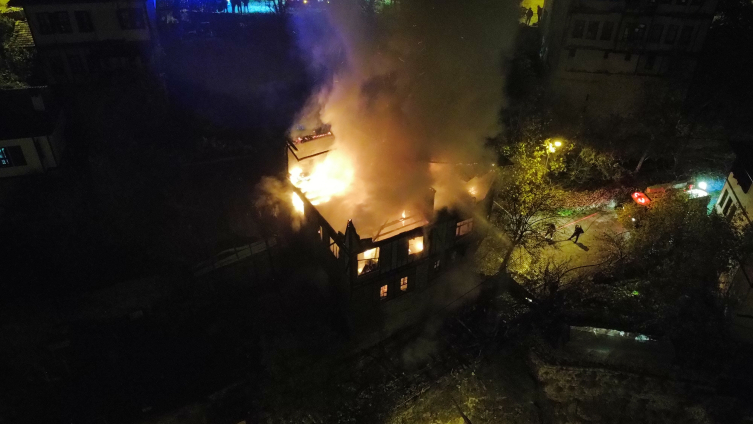 Safranbolu’da tarihi konak küle döndü