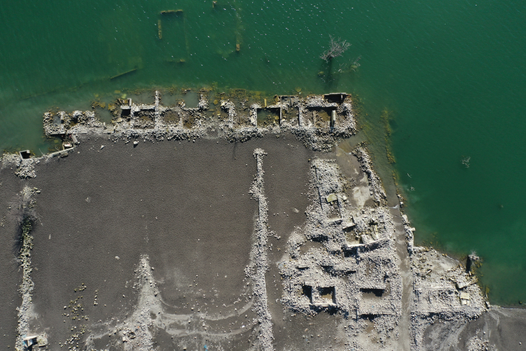Kars’ta baraj sularının çekilmesiyle köy gün yüzüne çıktı