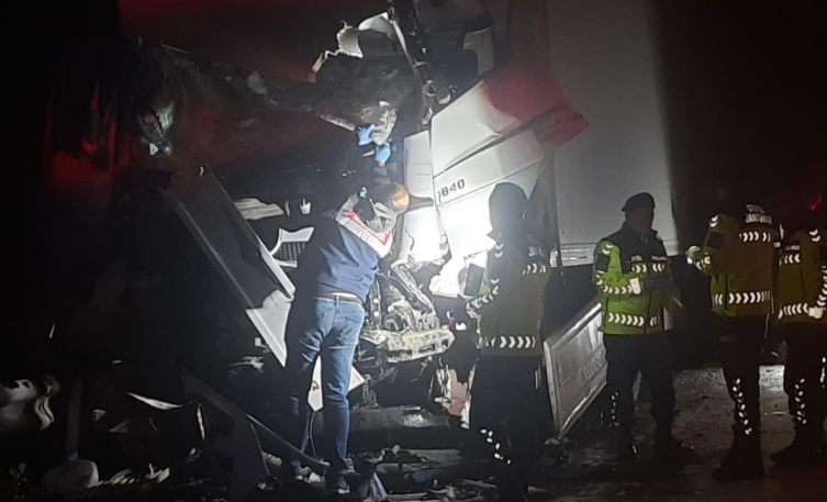 Arızalanan tur otobüsüne tır çarptı: Çok sayıda yaralı var