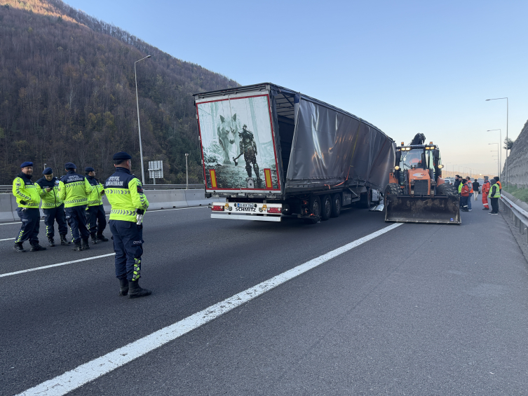 Bolu Dağı geçişinde kaza yapan tır ulaşımı aksattı