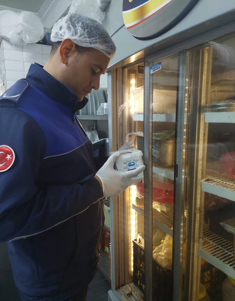 Marmaris'te tarihi geçmiş gıda ürünlerine el konuldu