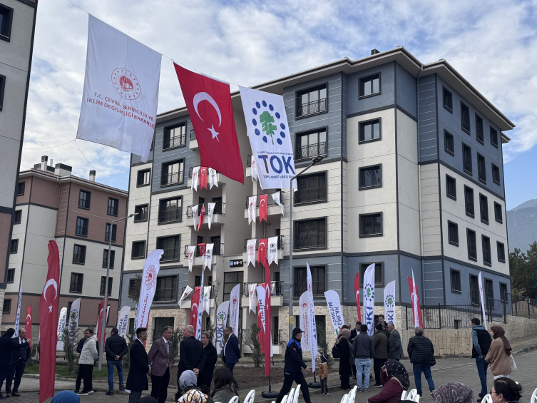 Karabük'te TOKİ konutları hak sahiplerine teslim edildi