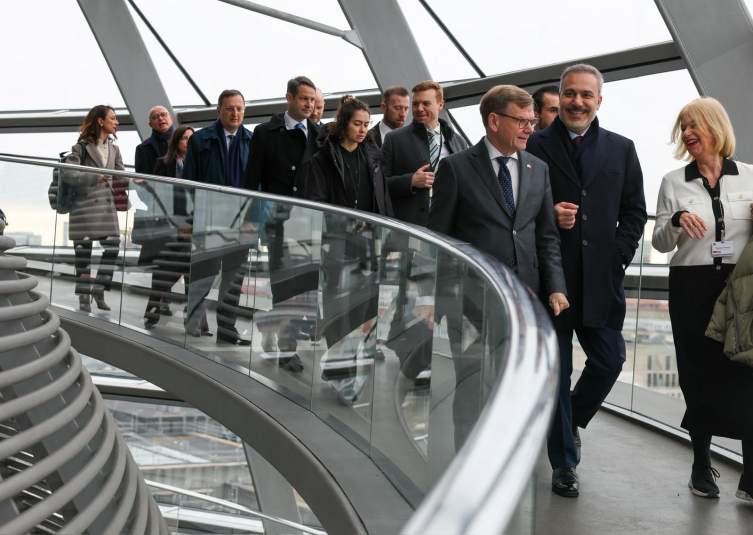 Bakan Fidan Almanya Federal meclis binasını ziyaret etti