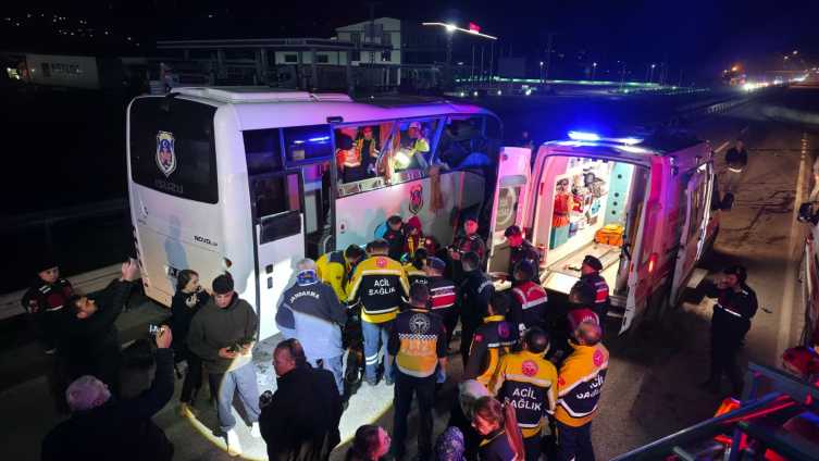 Amasya'da cezaevi aracı kaza yapan araçlara çarptı: 23 yaralı