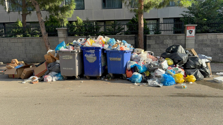 Maltepe'de 3 gündür toplanmayan çöplere vatandaşlar tepki gösterdi