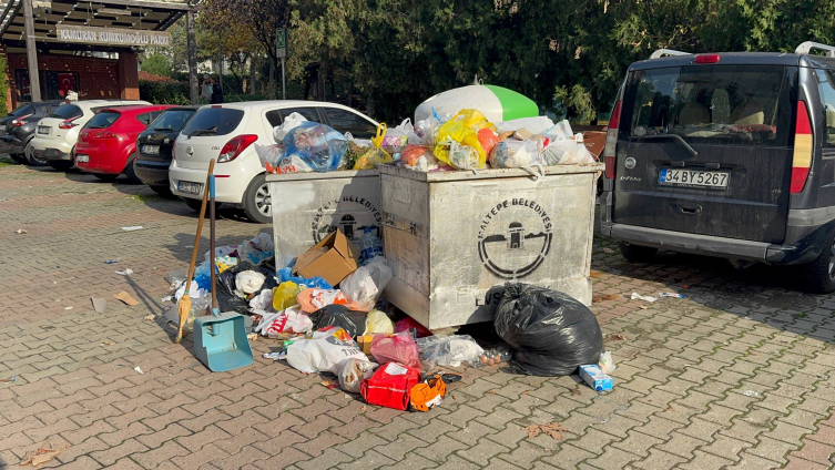 Maltepe'de 3 gündür toplanmayan çöplere vatandaşlar tepki gösterdi