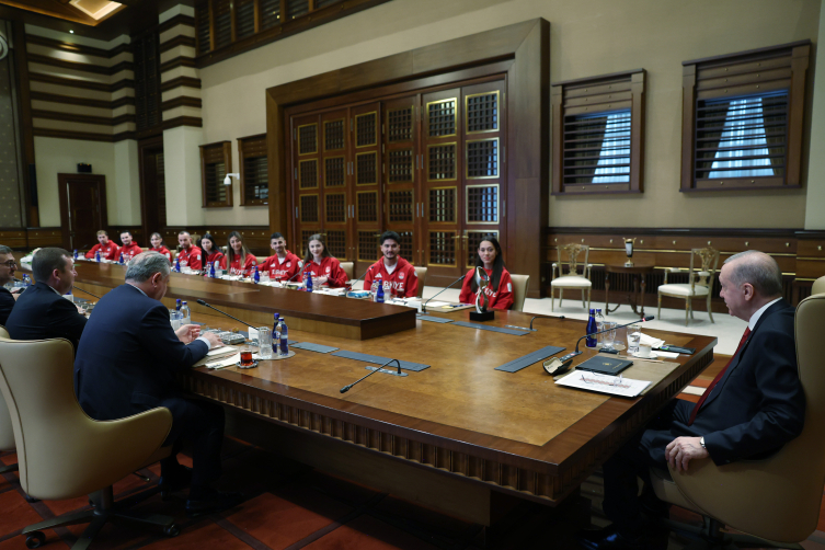 Cumhurbaşkanı Erdoğan madalya kazanan sporcuları kabul etti