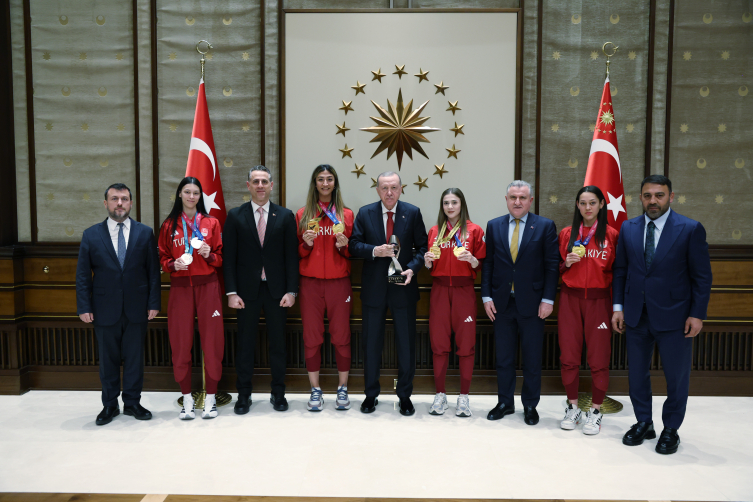 Cumhurbaşkanı Erdoğan madalya kazanan sporcuları kabul etti